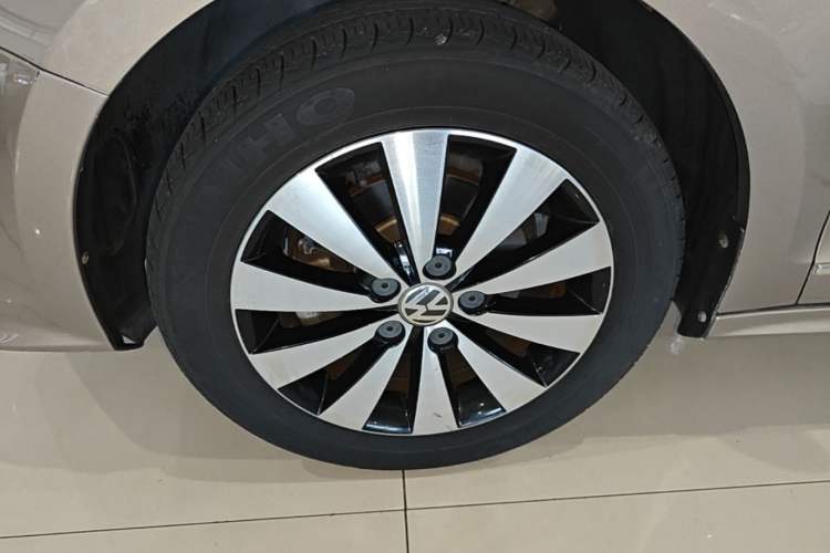 Used Volkswagen Sagitar 2017 1.6L Automatic Comfort Model Left Front Wheel Hub