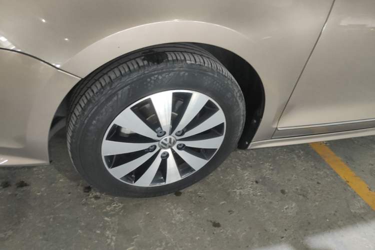 Used Volkswagen Sagitar 2017 1.6L Automatic Comfort Model Left Front Wheel Hub