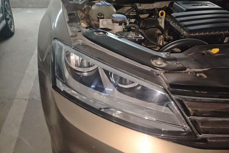 Used Volkswagen Sagitar 2017 1.6L Manual Comfort Model Right Front Headlight