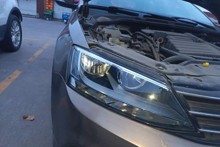 Used Volkswagen Sagitar 2017 230TSI Automatic Comfort Version Right Front Headlight