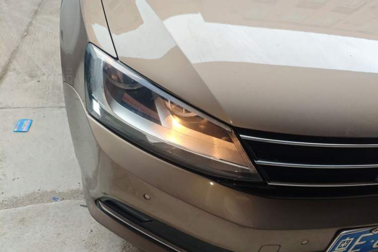 Used Volkswagen Sagitar 2017 230TSI Automatic Comfort Version Right Front Headlight