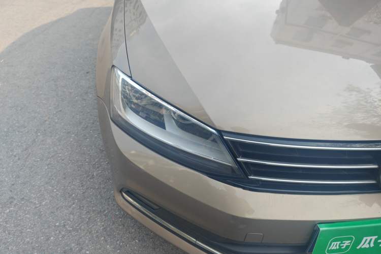 Used Volkswagen Sagitar 2017 230TSI Automatic Comfort Version Right Front Headlight