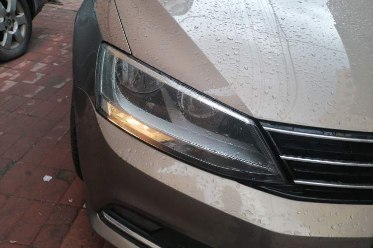 Used Volkswagen Sagitar 2017 180TSI Automatic Leading Model Right Front Headlight