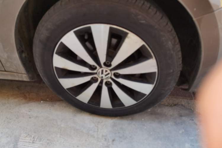 Used Volkswagen Sagitar 2017 1.6L Automatic Comfort Model Right Front Wheel Hub