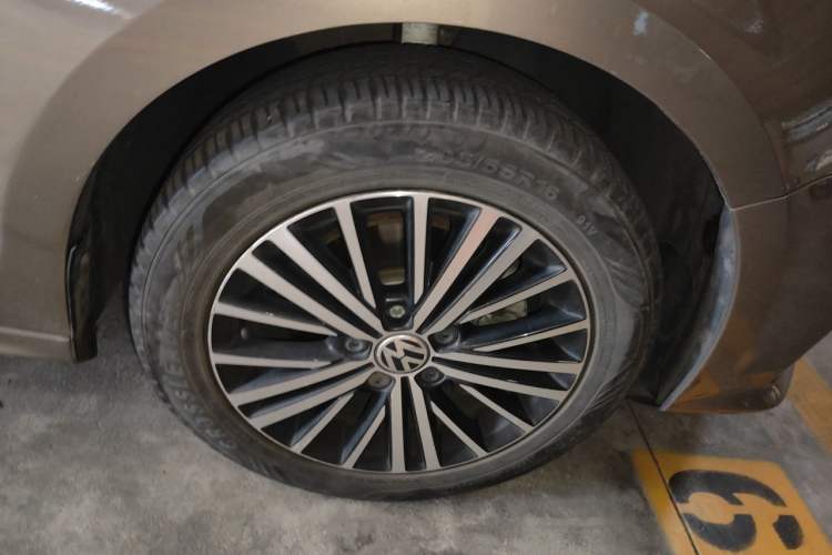 Used Volkswagen Sagitar 2017 230TSI Automatic Luxury Edition Right Front Wheel Hub