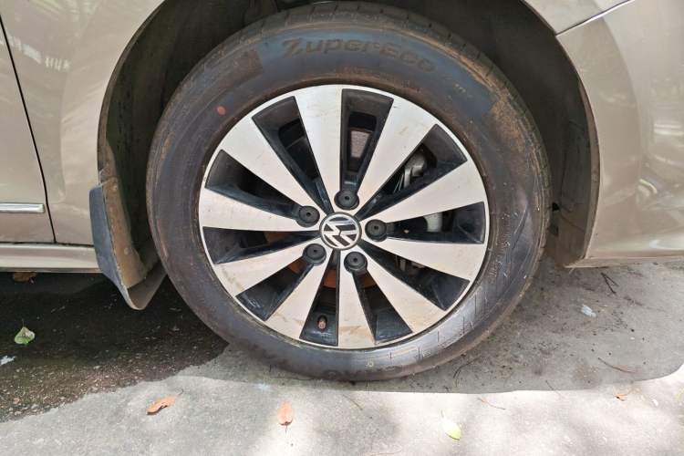 Used Volkswagen Sagitar 2017 230TSI Automatic Comfort Version Right Front Wheel Hub