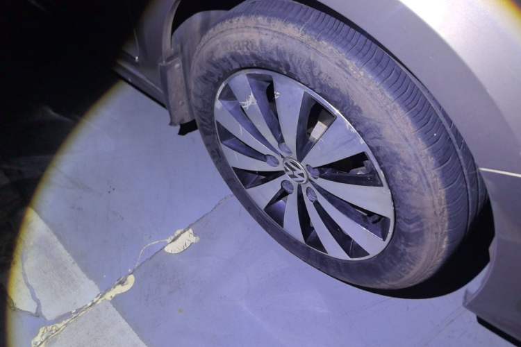 Used Volkswagen Sagitar 2017 1.6L Automatic Comfort Model Right Front Wheel Hub