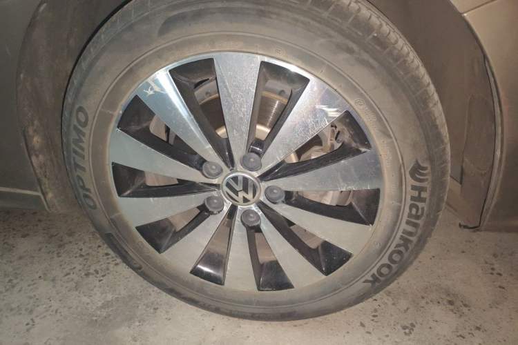 Used Volkswagen Sagitar 2017 1.6L Manual Comfort Model Right Front Wheel Hub
