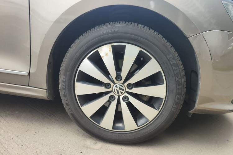 Used Volkswagen Sagitar 2017 1.6L Automatic Comfort Model Right Front Wheel Hub