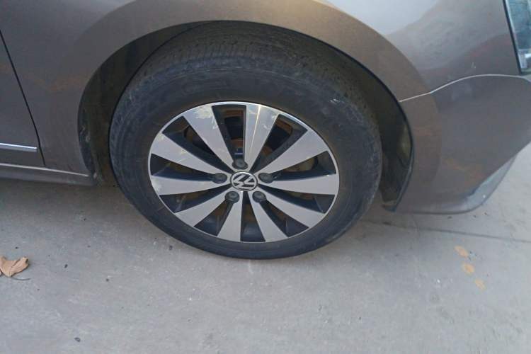 Used Volkswagen Sagitar 2017 230TSI Automatic Comfort Version Right Front Wheel Hub