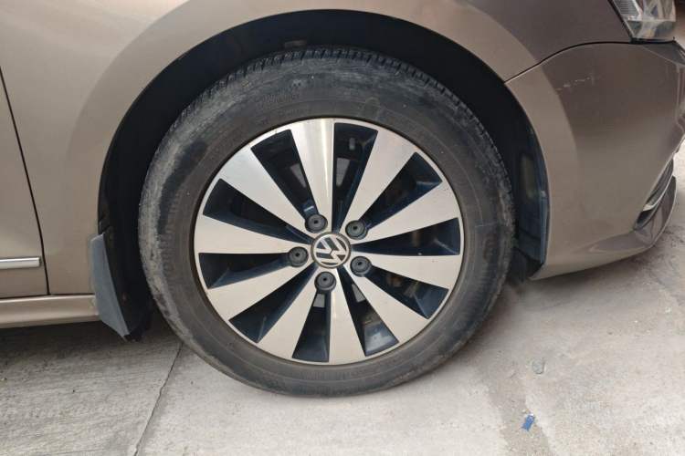 Used Volkswagen Sagitar 2017 230TSI Automatic Comfort Version Right Front Wheel Hub