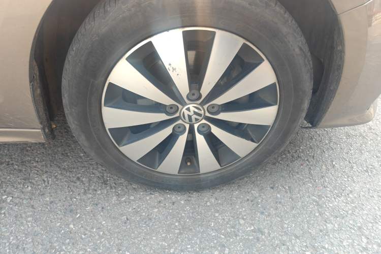 Used Volkswagen Sagitar 2017 230TSI Automatic Comfort Version Right Front Wheel Hub