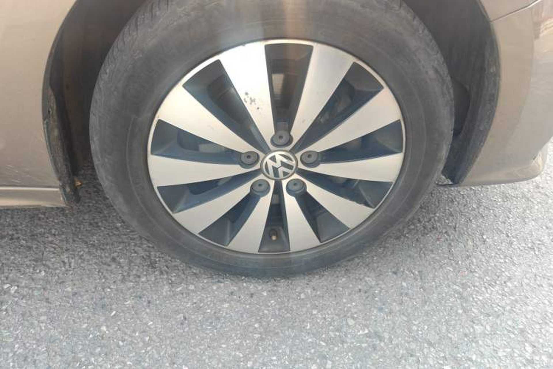 Used Volkswagen Sagitar 2017 230TSI Automatic Comfort Version Right Front Wheel Hub