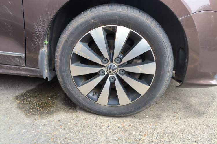 Used Volkswagen Sagitar 2017 1.6L Automatic Comfort Model Right Front Wheel Hub