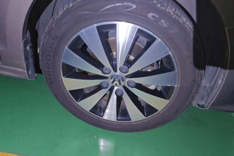 Used Volkswagen Sagitar 2017 1.6L Automatic Comfort Model Right Front Wheel Hub