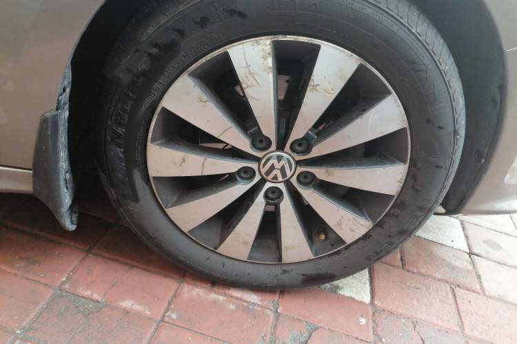 Used Volkswagen Sagitar 2017 180TSI Automatic Leading Model Right Front Wheel Hub