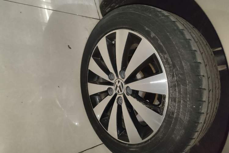 Used Volkswagen Sagitar 2017 230TSI Automatic Comfort Version Right Rear Wheel Hub