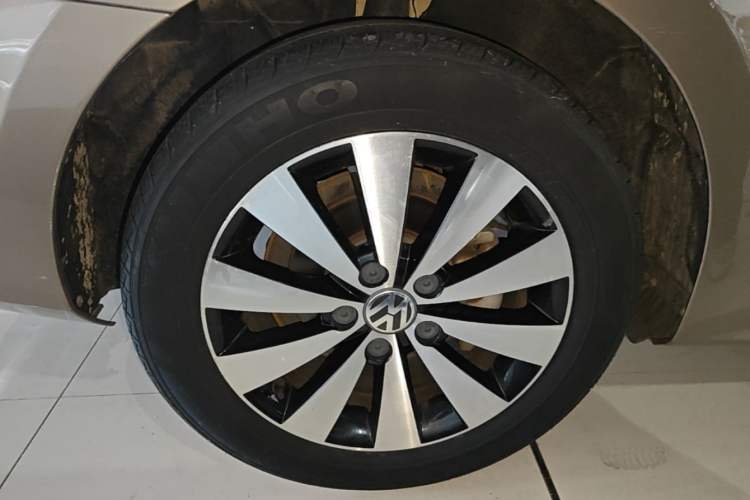 Used Volkswagen Sagitar 2017 1.6L Automatic Comfort Model Right Rear Wheel Hub