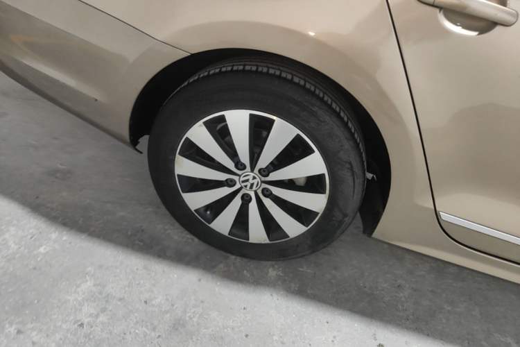 Used Volkswagen Sagitar 2017 1.6L Automatic Comfort Model Right Rear Wheel Hub