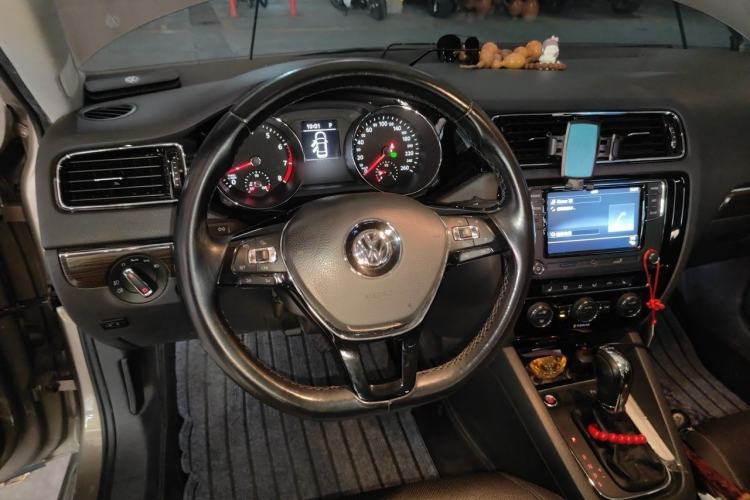Used Volkswagen Sagitar 2017 230TSI Automatic Luxury Edition Steering Wheel