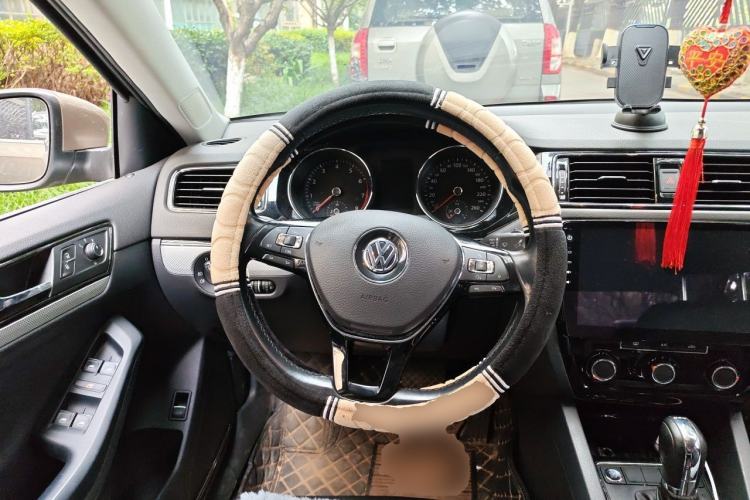 Used Volkswagen Sagitar 2017 230TSI Automatic Comfort Version Steering Wheel