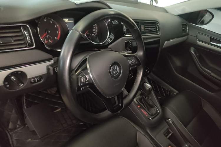Used Volkswagen Sagitar 2017 230TSI Automatic Comfort Version Steering Wheel