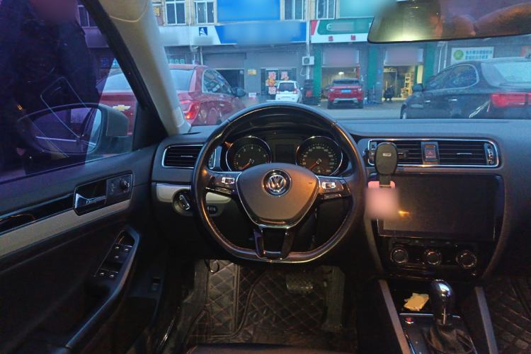Used Volkswagen Sagitar 2017 230TSI Automatic Comfort Version Steering Wheel