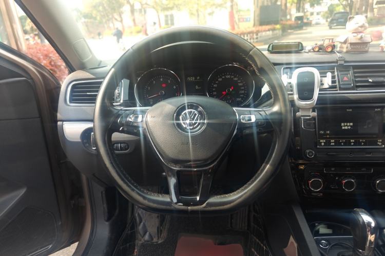Used Volkswagen Sagitar 2017 230TSI Automatic Comfort Version Steering Wheel