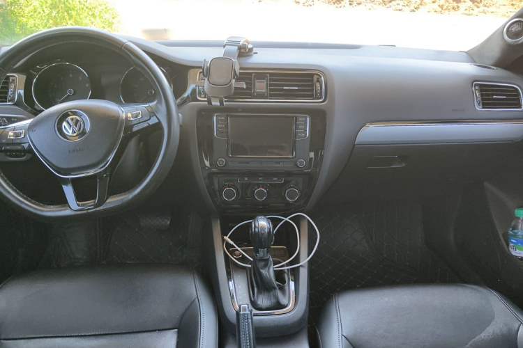 Used Volkswagen Sagitar 2017 1.6L Automatic Comfort Model Center Console