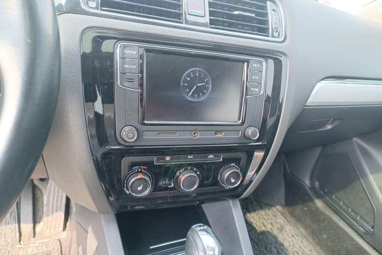 Used Volkswagen Sagitar 2017 180TSI Automatic Luxury Edition Audio And AC Panel