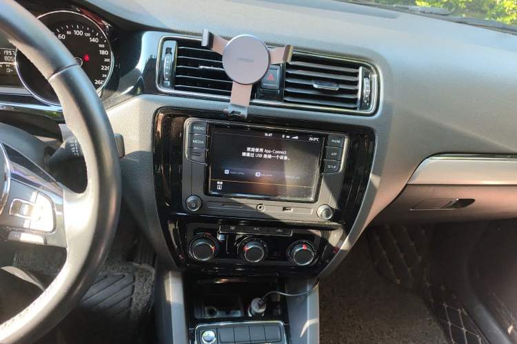 Used Volkswagen Sagitar 2017 1.6L Manual Comfort Model Audio And AC Panel