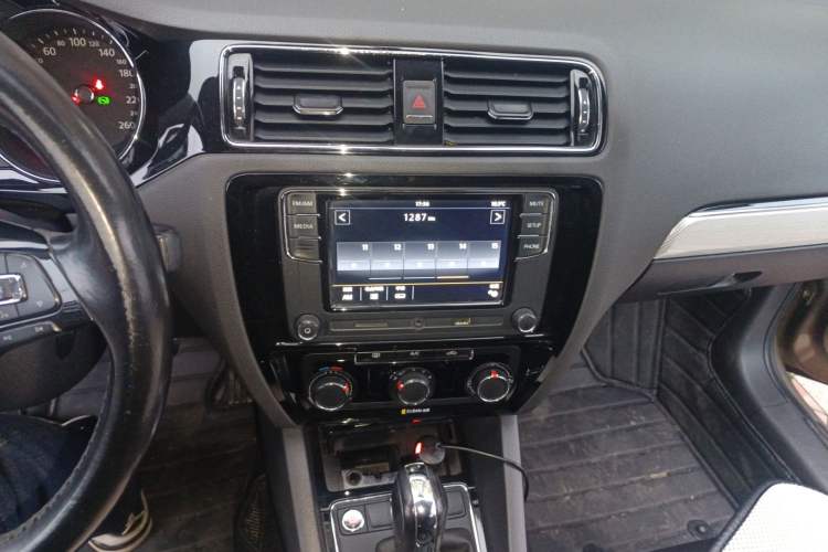Used Volkswagen Sagitar 2017 1.6L Automatic Comfort Model Audio And AC Panel