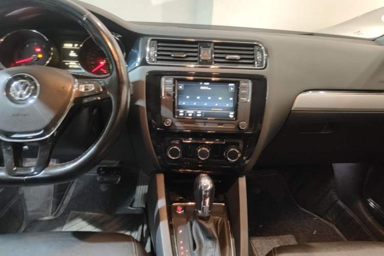 Used Volkswagen Sagitar 2017 230TSI Automatic Comfort Version Audio And AC Panel