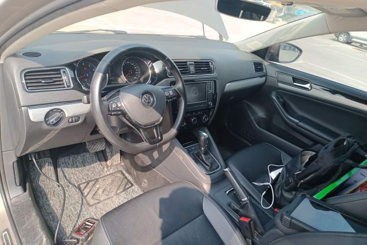 Used Volkswagen Sagitar 2017 180TSI Automatic Luxury Edition Center Console