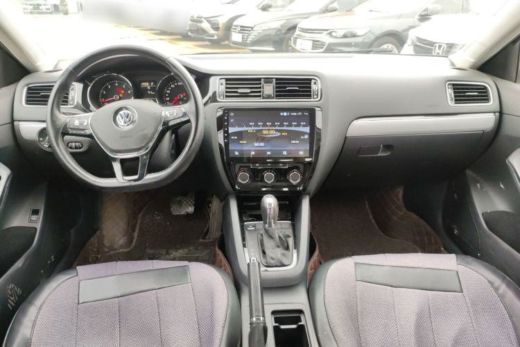 Used Volkswagen Sagitar 2017 230TSI Automatic Comfort Version Center Console