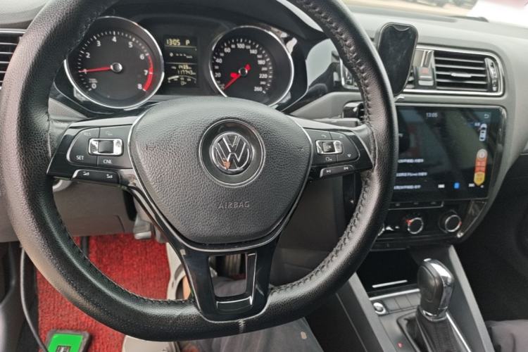 Used Volkswagen Sagitar 2017 1.6L Automatic Comfort Model Center Console