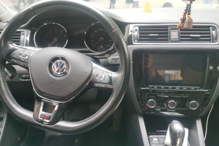 Used Volkswagen Sagitar 2017 230TSI Automatic Comfort Version Center Console