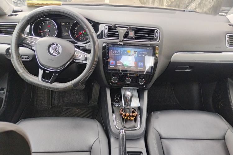 Used Volkswagen Sagitar 2017 230TSI Automatic Comfort Version Center Console