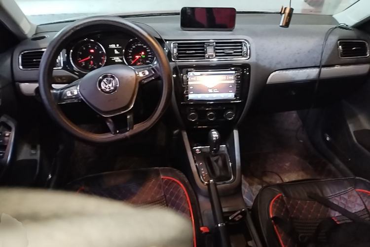 Used Volkswagen Sagitar 2017 230TSI Automatic Comfort Version Center Console