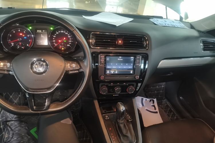 Used Volkswagen Sagitar 2017 230TSI Automatic Comfort Version Center Console