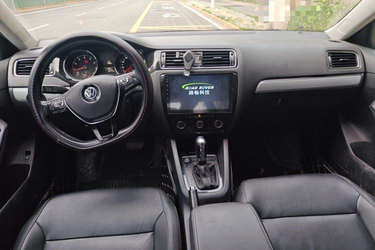 Used Volkswagen Sagitar 2017 230TSI Automatic Comfort Version Center Console
