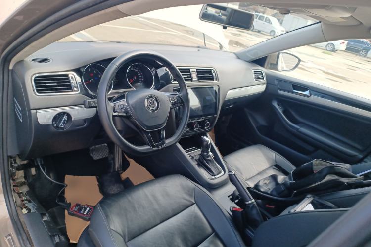 Used Volkswagen Sagitar 2017 1.6L Automatic Comfort Model Center Console
