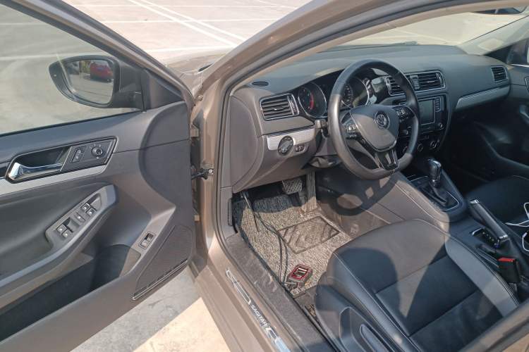 Used Volkswagen Sagitar 2017 180TSI Automatic Luxury Edition Driver Seat