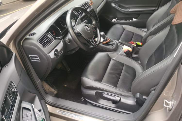 Used Volkswagen Sagitar 2017 230TSI Automatic Comfort Version Driver Seat