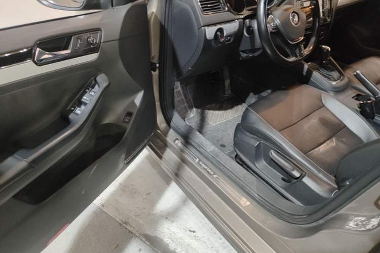 Used Volkswagen Sagitar 2017 230TSI Automatic Comfort Version Driver Seat