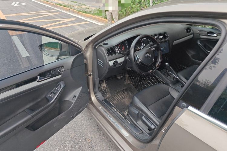 Used Volkswagen Sagitar 2017 230TSI Automatic Comfort Version Driver Seat