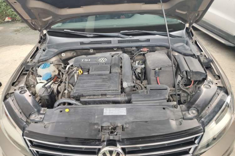 Used Volkswagen Sagitar 2017 180TSI Automatic Luxury Edition Engine Bay