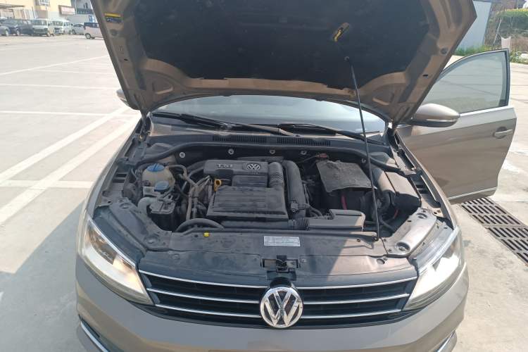 Used Volkswagen Sagitar 2017 180TSI Automatic Luxury Edition Engine Bay