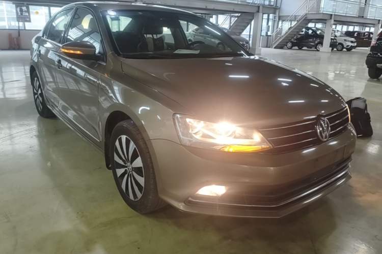 Used Volkswagen Sagitar 2017 230TSI Automatic Comfort Version Front Right 45 Deg