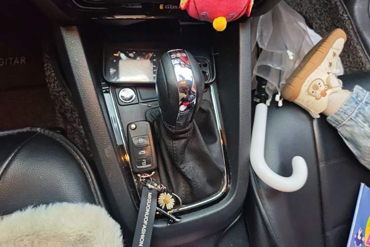 Used Volkswagen Sagitar 2017 230TSI Automatic Comfort Version Gear Lever